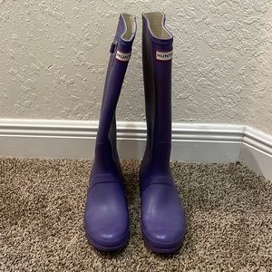 Women's Hunter tall rain boots. Size 9, excellent condition.